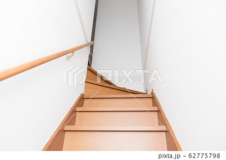 一戸建ての階段 62775798