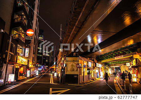 日本の東京都市景観 夜の新橋(飲み屋街)=2020年2月26日 日本の東京都市景観 夜の新橋(飲み屋街)=2020年2月26日 62777747