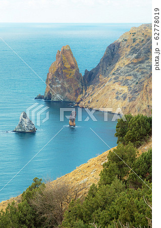 Cliff sea shore. 62778019