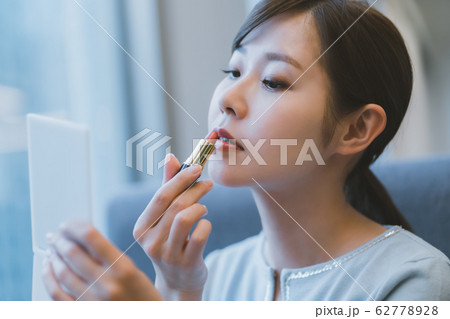口紅 女性 塗る 口紅 女性 塗る 62778928