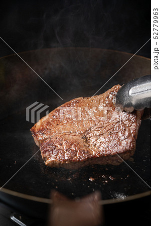 ステーキをフライパンで焼く（牛ランプ肉） 62779963