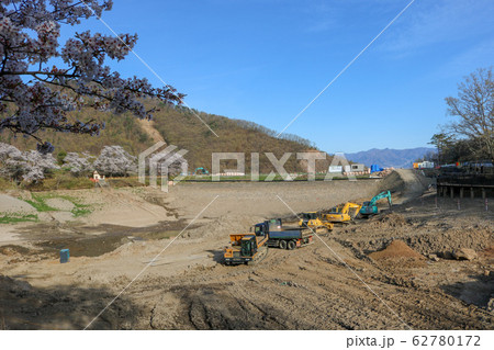 ■ 矢木羽湖 ■ 桜満開 ■ 水抜 ■ 山梨県 甲斐市 62780172