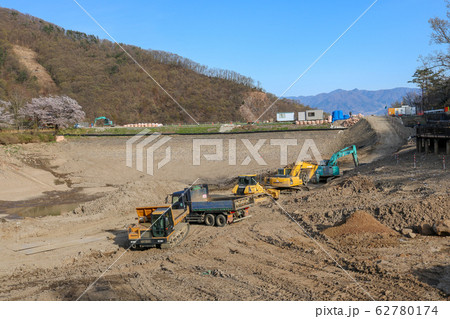 ■ 矢木羽湖 ■ 桜満開 ■ 水抜 ■ 山梨県 甲斐市 62780174