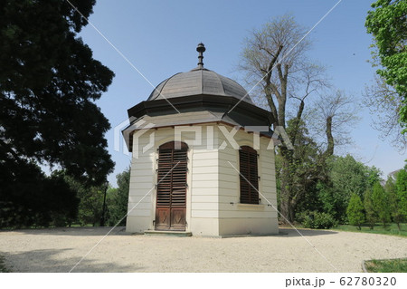 エリザベートゆかりの「グドゥルー宮殿」の庭園 62780320