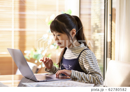 タイピングをする小学生の女の子 タイピングをする小学生の女の子 62780582