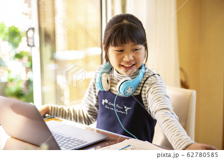 パソコン学習をする小学生の女の子 パソコン学習をする小学生の女の子 62780585