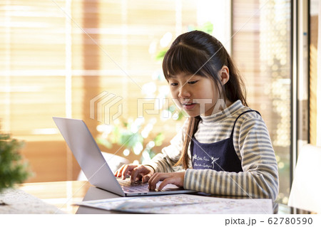 タイピングをする小学生の女の子 タイピングをする小学生の女の子 62780590