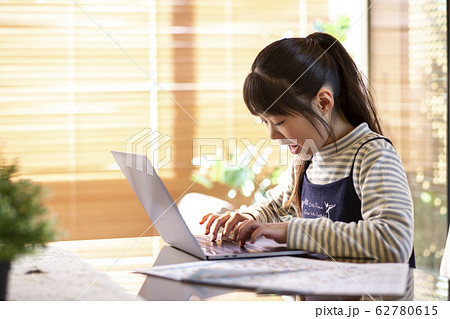 タイピングをする小学生の女の子 タイピングをする小学生の女の子 62780615