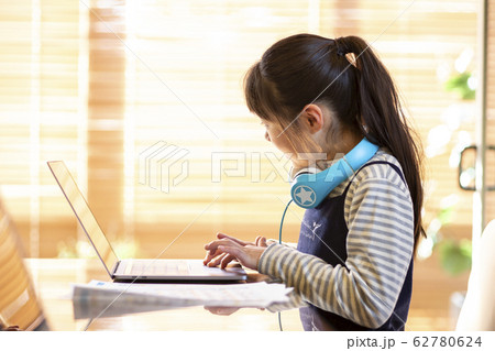 パソコン学習をする小学生の女の子 パソコン学習をする小学生の女の子 62780624