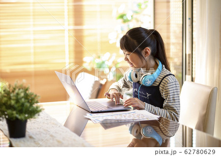 パソコン学習をする小学生の女の子 パソコン学習をする小学生の女の子 62780629