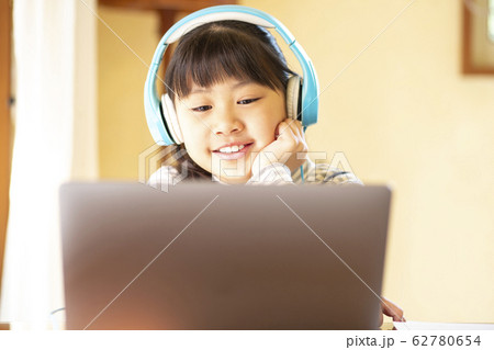 パソコン学習をする小学生の女の子 パソコン学習をする小学生の女の子 62780654