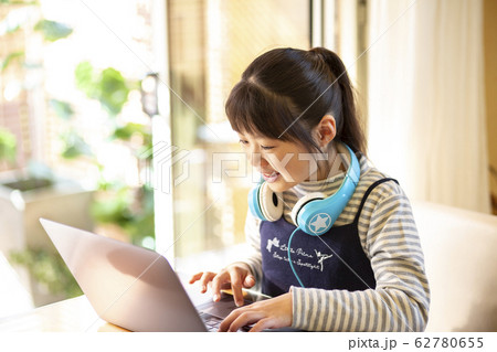パソコン学習をする小学生の女の子 62780655