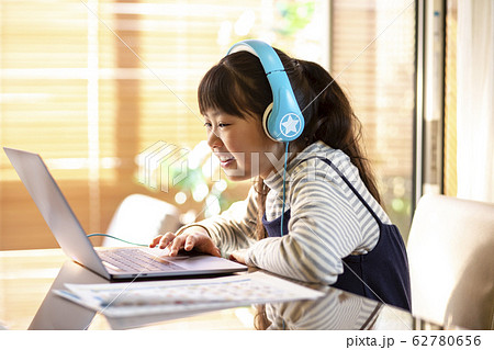 パソコン学習をする小学生の女の子 62780656