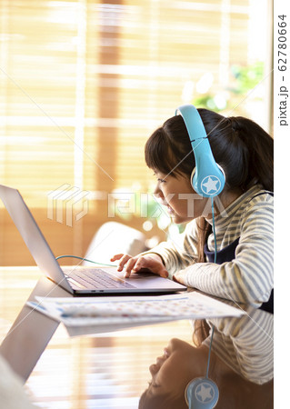 パソコン学習をする小学生の女の子 パソコン学習をする小学生の女の子 62780664