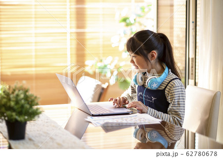 パソコン学習をする小学生の女の子 パソコン学習をする小学生の女の子 62780678