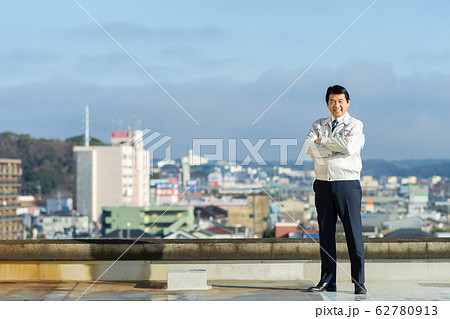 シニア ビジネスマン 建設業 青空 ビジネスイメージ シニア ビジネスマン 建設業 青空 ビジネスイメージ 62780913