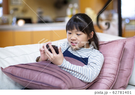 スマホを操作する小学生の女の子 スマホを操作する小学生の女の子 62781401