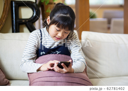 スマホを操作する小学生の女の子 スマホを操作する小学生の女の子 62781402
