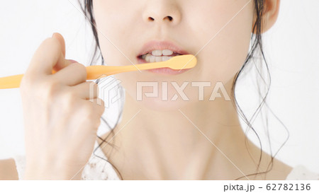 歯磨きする女性 62782136