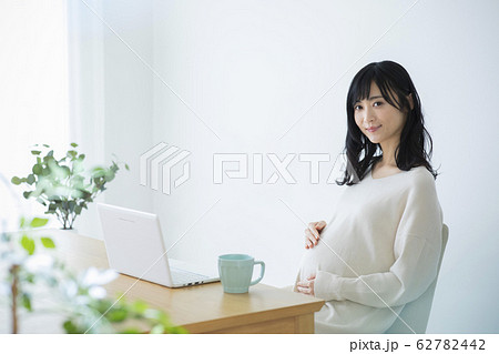 妊婦 臨月 マタニティ お茶の写真素材