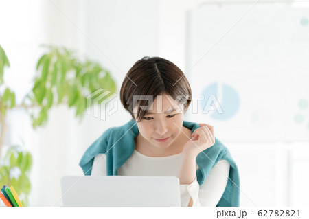 女性　パソコン　悩む 62782821