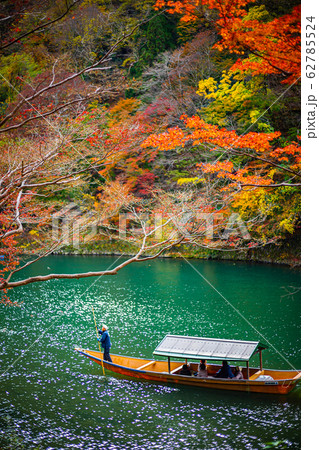 Boatman paddling the boat at Arashiyama forest 62785524