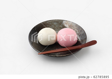 紅白 まんじゅう 饅頭 日本のお菓子 和菓子 白背景 紅白 まんじゅう 饅頭 日本のお菓子 和菓子 白背景 62785895
