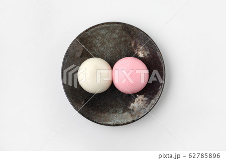 紅白 まんじゅう 饅頭 日本のお菓子 和菓子 白背景 紅白 まんじゅう 饅頭 日本のお菓子 和菓子 白背景 62785896