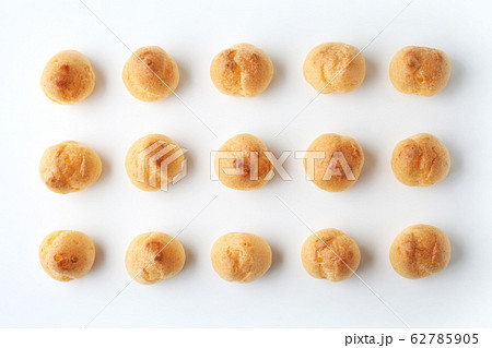 並べた シュークリーム フランスのお菓子 白背景 62785905