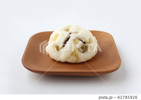 鬼まんじゅう 木の皿 白背景 鬼まんじゅう 木の皿 白背景 62785926