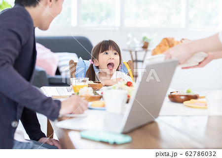 ファミリー 朝食 子ども ファミリー 朝食 子ども 62786032