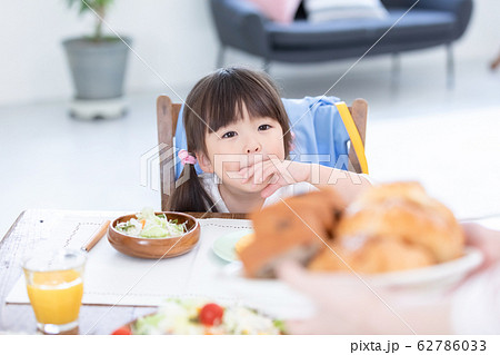 ファミリー　朝食　子ども 62786033