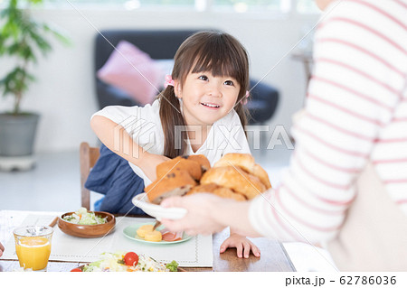 ファミリーイメージ　朝食　 62786036