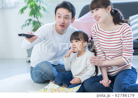 ファミリー　テレビ鑑賞 62786179