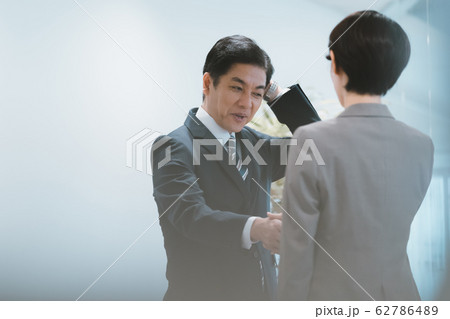 business 照れるビジネスマン business 照れるビジネスマン 62786489
