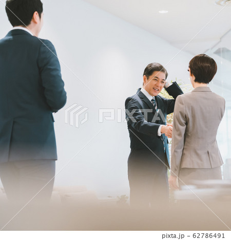 business 照れるビジネスマン business 照れるビジネスマン 62786491