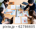 ビジネス　会議　ビジネスマン　オフィス　チーム 62786605
