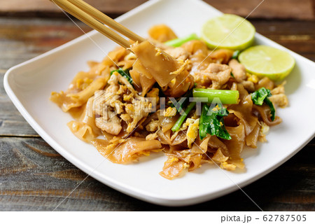 Stir-fried soy sauce rice noodles with pork, Thai food (Pad See Ew) Stir-fried soy sauce rice noodles with pork, Thai food (Pad See Ew) 62787505