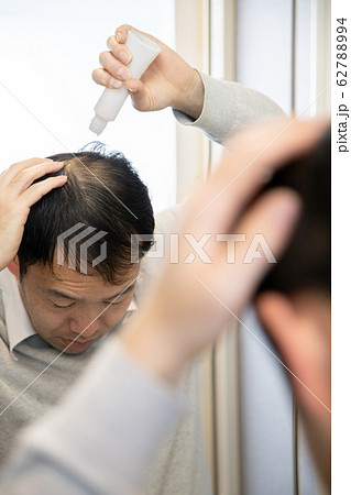 薄毛に悩む中年男性 薄毛に悩む中年男性 62788994