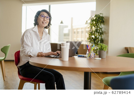 シェアオフィスでノートPCを操作する女性 シェアオフィスでノートPCを操作する女性 62789414