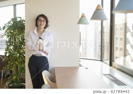 窓際に佇む女性 62789442