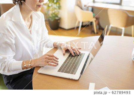 シェアオフィスでノートPCを操作する女性 62789493