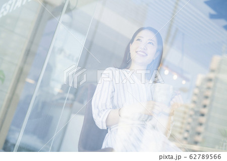 窓の外を眺めてくつろぐ女性 62789566