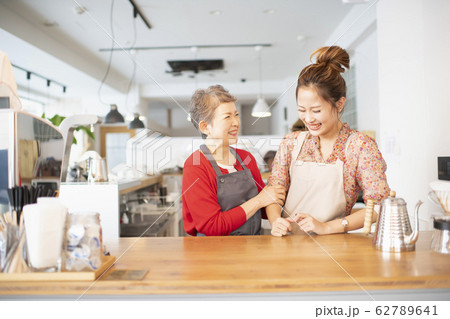 カフェのカウンターで談笑するシニアと若い女性 62789641
