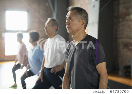体操をする4人のシニア 62789700