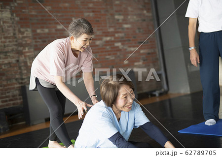 柔軟体操をする2人のシニア 62789705