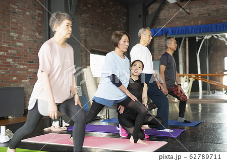 トレーナーの指導を受けるシニアの女性 62789711