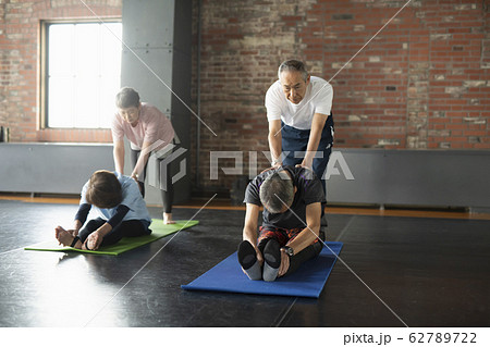 柔軟体操をする4人のシニア 柔軟体操をする4人のシニア 62789722