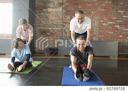 柔軟体操をする4人のシニア 62789729