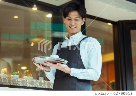 カフェ レストラン 飲食店 スタッフ 店員 カフェ レストラン 飲食店 スタッフ 店員 62790613